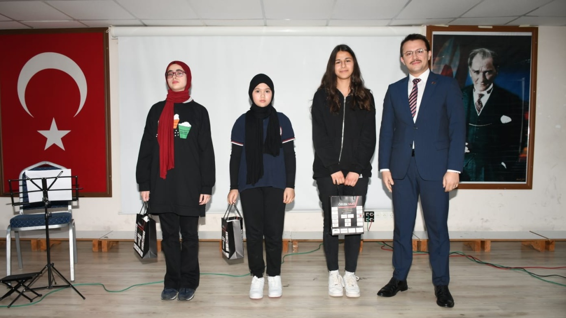 İstiklal Marşı'nı Ezbere Okuma Yarışmasında İlçe 3.lüğü.